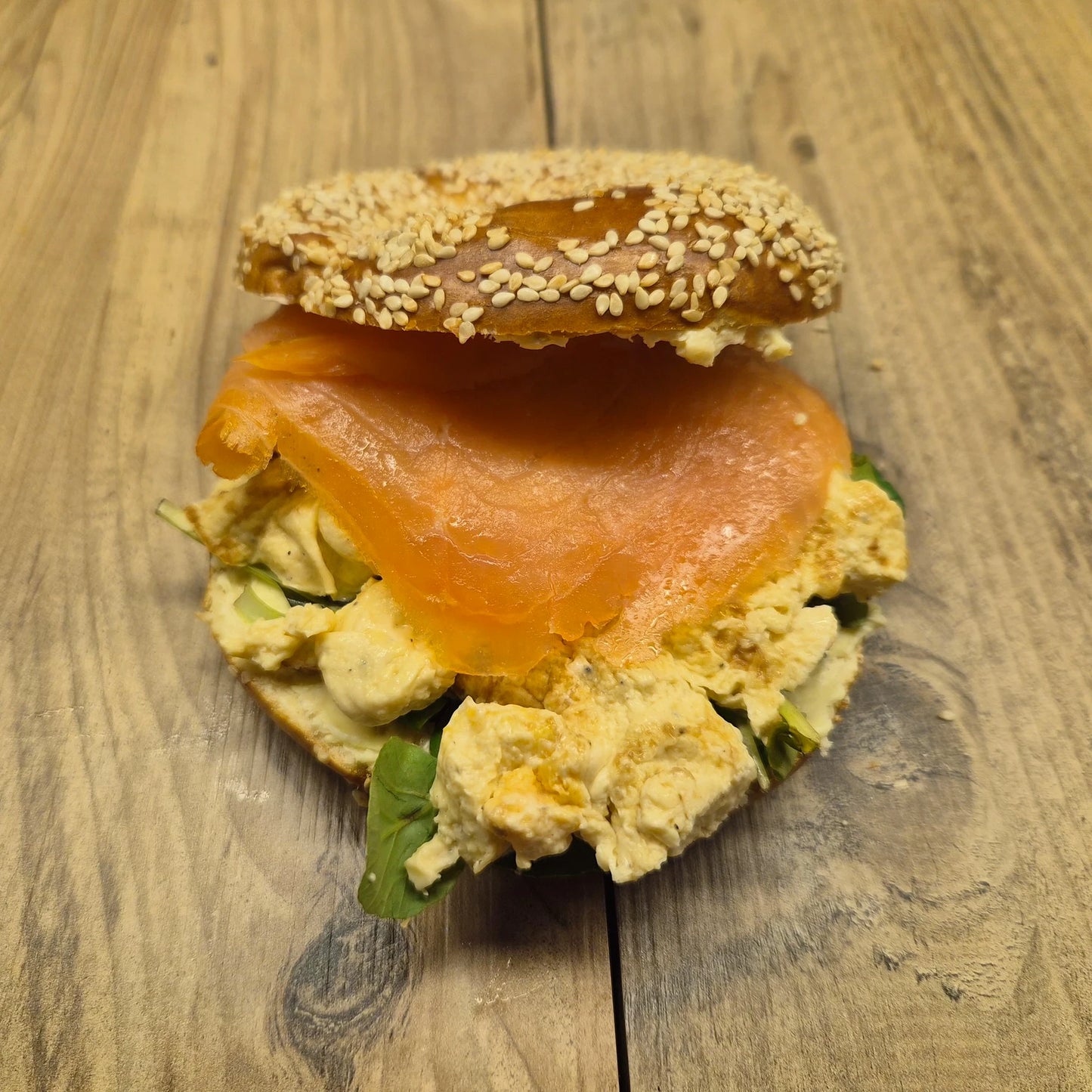 Sesamlaugenbagel mit Rührei
