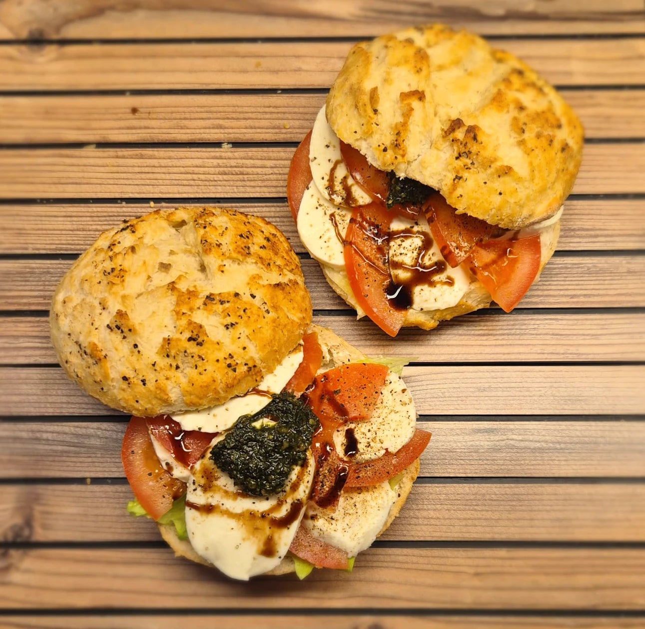 Tomate-Mozzarella im Pfefferbrötchen