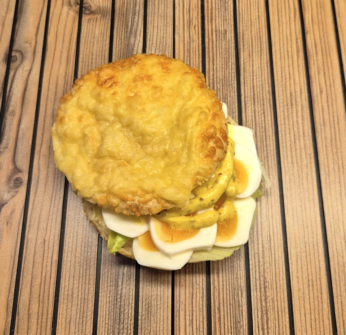 Käsebrötchen mit Ei