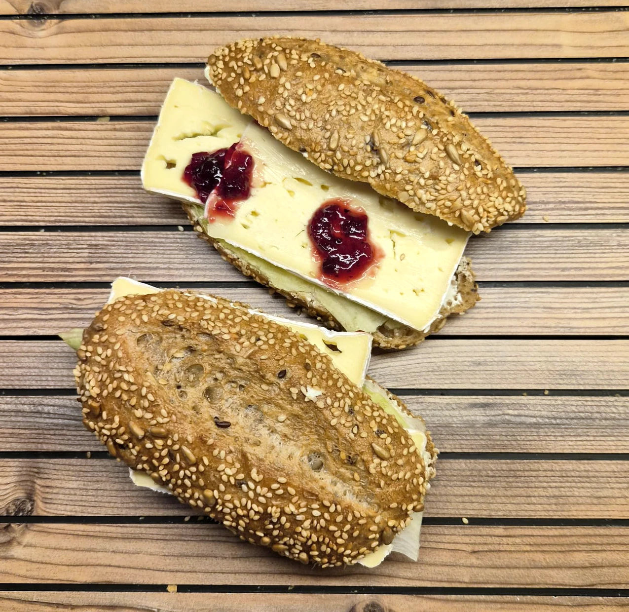 Camembert im körnigen Brötchen