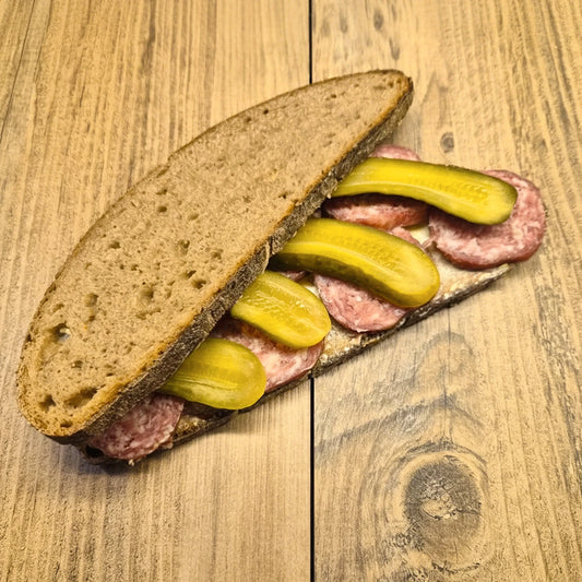 Belegtes Bauernbrot mit Roter Wurst