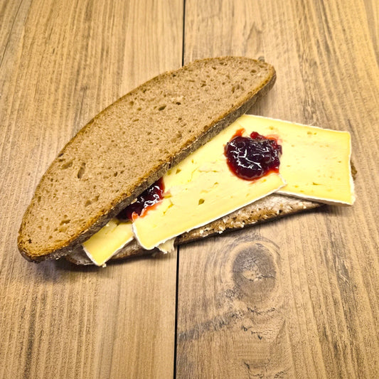Belegtes Bauernbrot mit Camembert