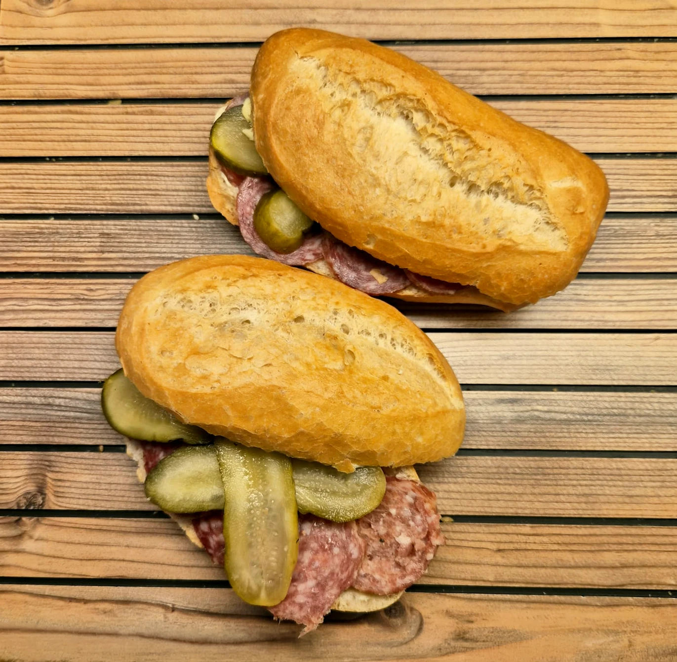 Rote Wurst im Brötchen