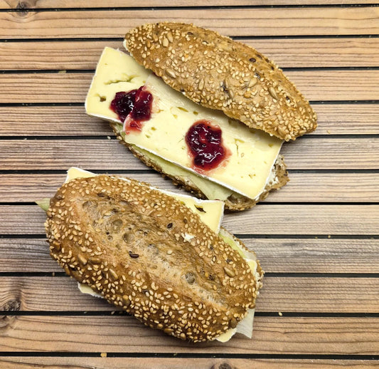 Camembert im körnigen Brötchen